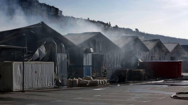 Pogledajte to zgarište u Rijeci: Još se dimi iz krova skladišta