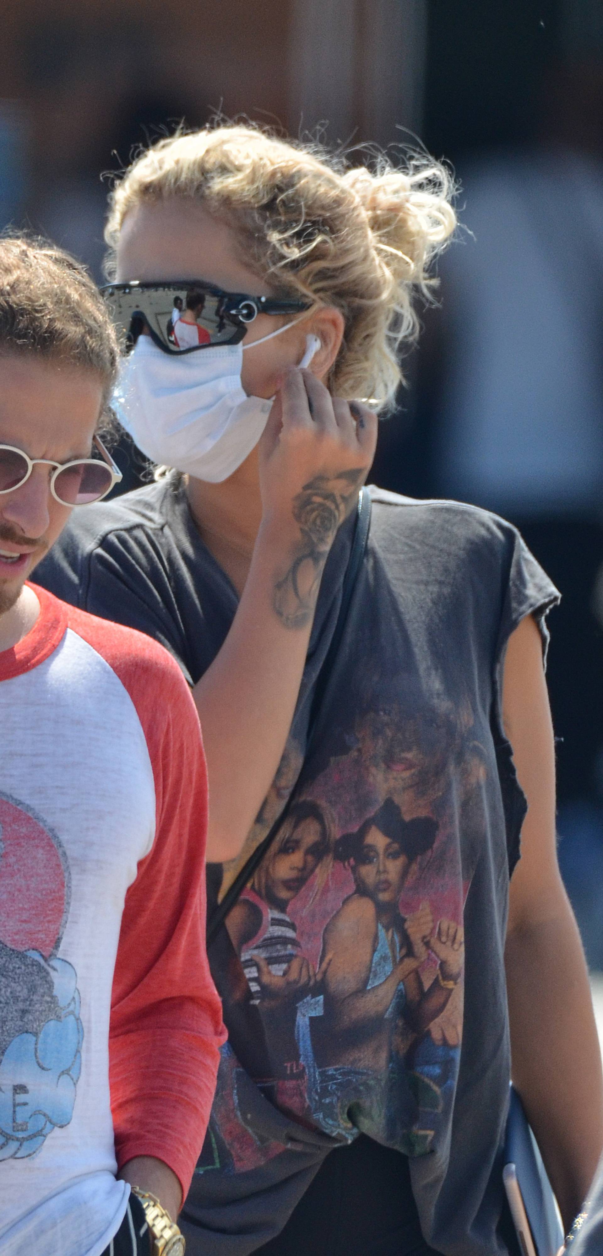 Pula: Sletjela Rita Ora, pokuÅ¡ala se sakriti iza sunÄanih naoÄala i zaÅ¡titne maske za lice
