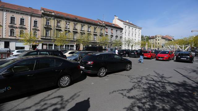 Zagreb: Nakon potresa Britanski trg je postao parkiralište za automobile