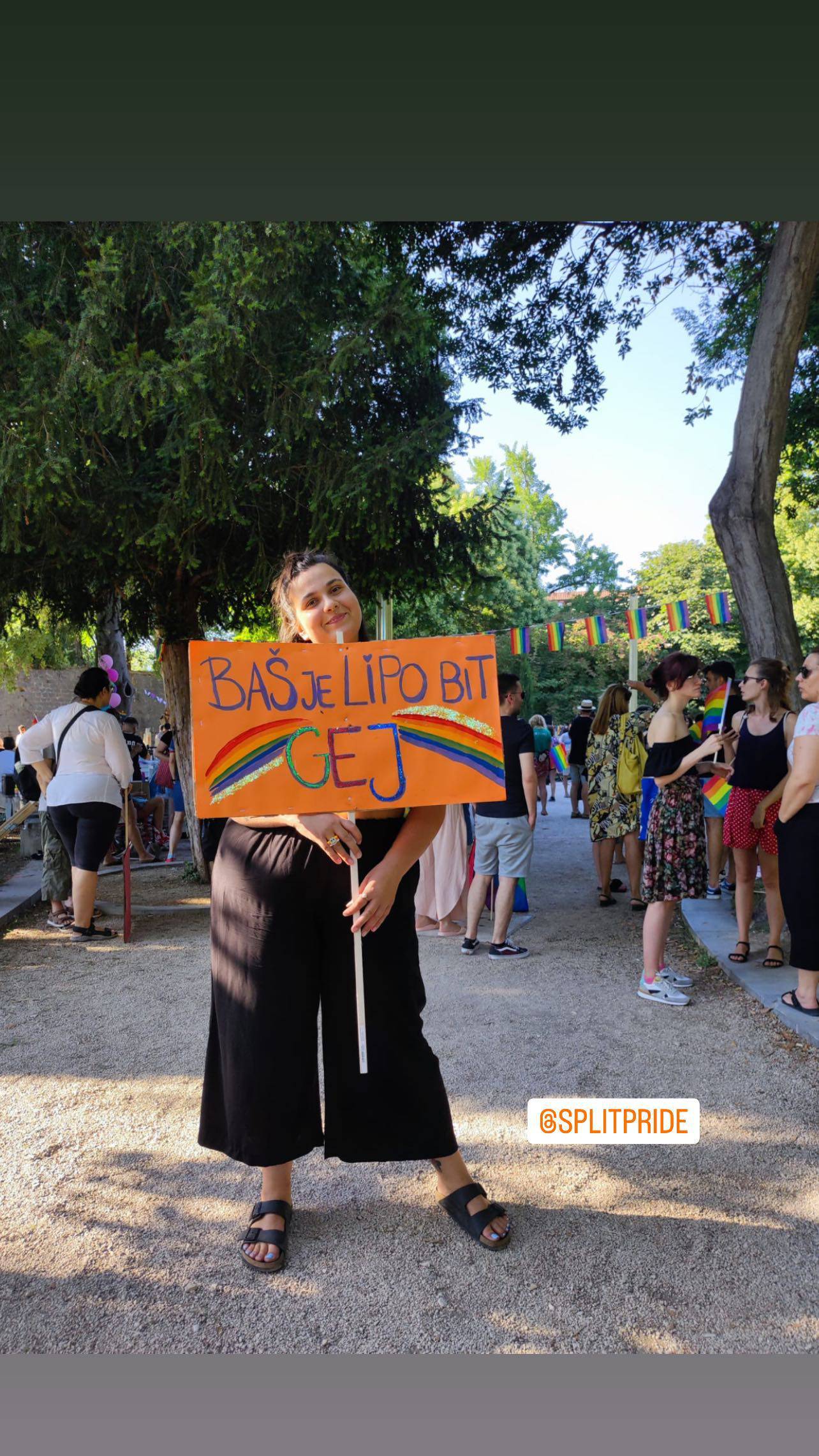 Maja iz 'Života na vagi' pozirala s transparentom na Prideu u Splitu: 'Baš je lijepo biti gay'