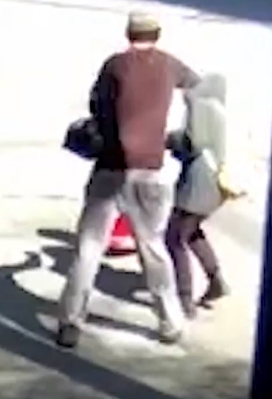 Ovo je lice kukavice: Udario je Azijku pa se cerekao u kameru