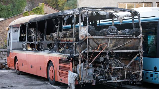 Rijeka: U tunelu Pećine u potpunosti izgorio autobus Autotroleja, vozač prevezen u bolnicu