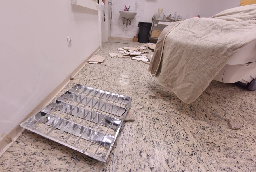 Komadi teški i do 3 kg: Urušila se žbuka u bolnici u Šibeniku