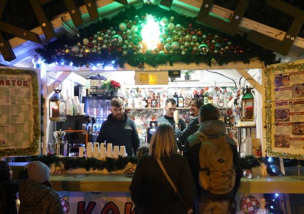 Šibenik: Šibenska Adventura zapo?ela koncertom Parnog valjka u perivoju Roberta Visianija