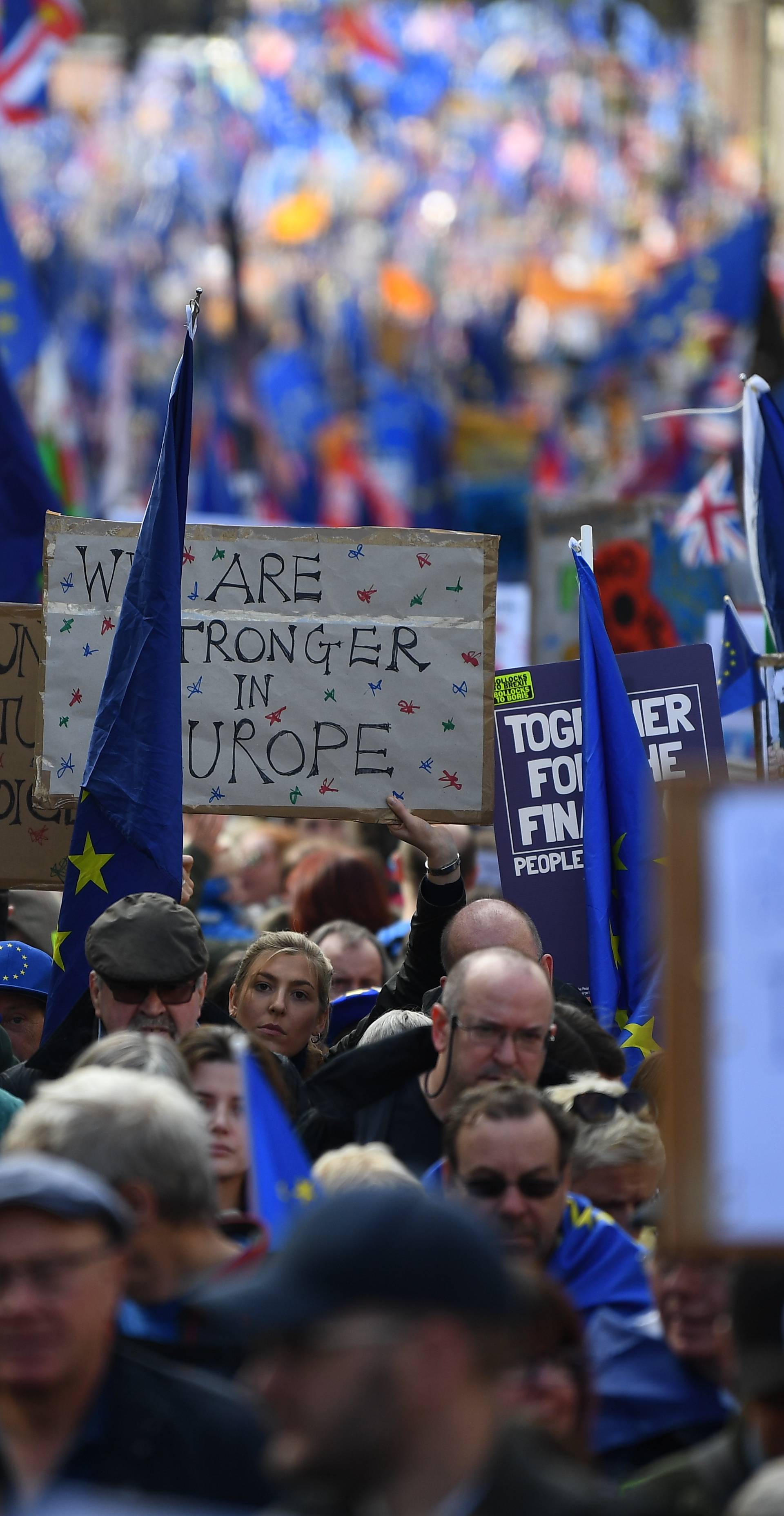 Desetine tisuća na ulicama Londona, žele novi referendum