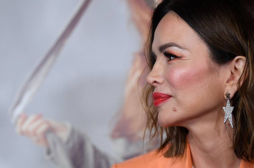 Zagreb: Severina obo??avateljima potpisuje novi album "Halo"