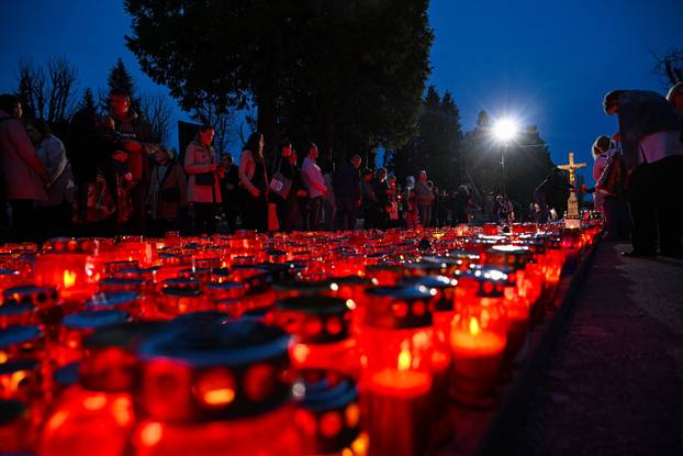 Paljenje svijeća na gradskom groblju Mirogoj