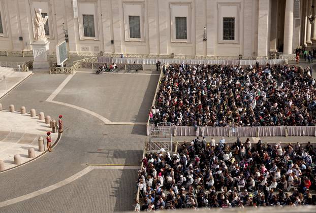 Rim: Brojni vjernici na Trgu sv. Petra čekaju procesiju s tijelom pape Franje