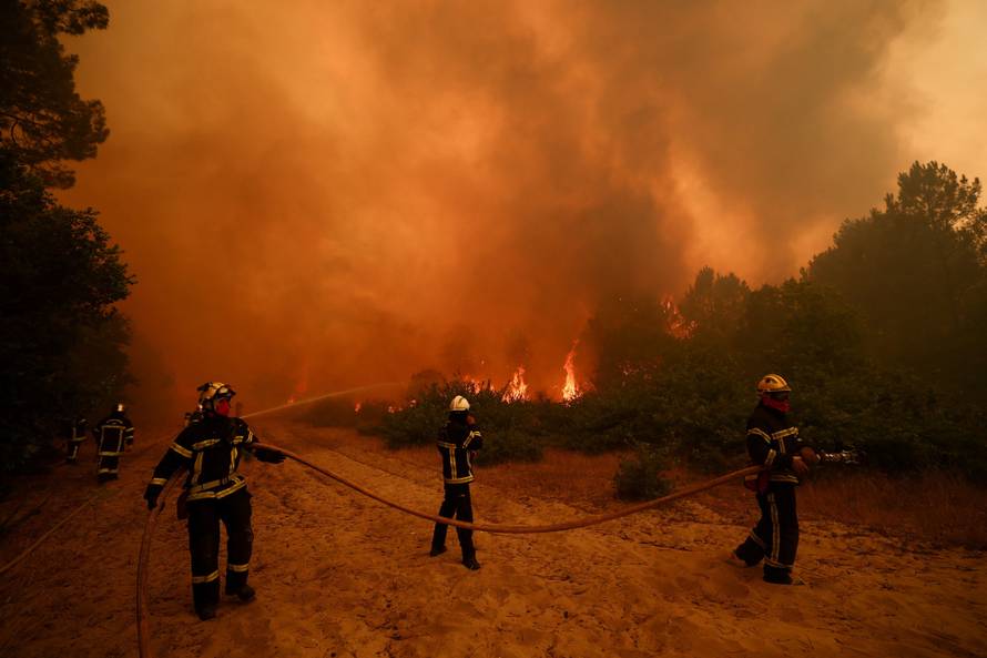 Wildfire in Lege-Cap-Ferret