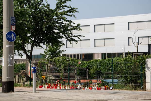 Graz: Dan nakon pokolja u školi brojni građani i učenici polažu cvijeće i pale svijeće za ubijene