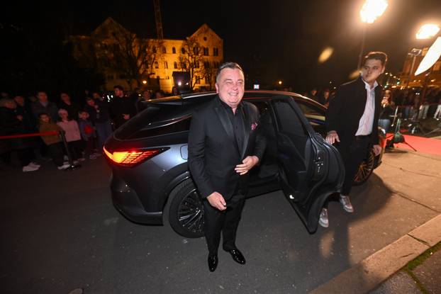 Zagreb: Dolazak uzvanika na dodjelu medijske nagrade "Večernjakova ruža" u Hrvatskom narodnom kazalištu