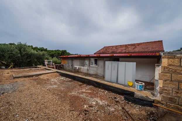 24sata: Palmižana: Reportaža o rušenju objekata Eduarda Tota Meneghella