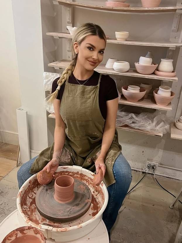 FOTO Iza seksi figure krije se prava feministkinja koja ne šuti