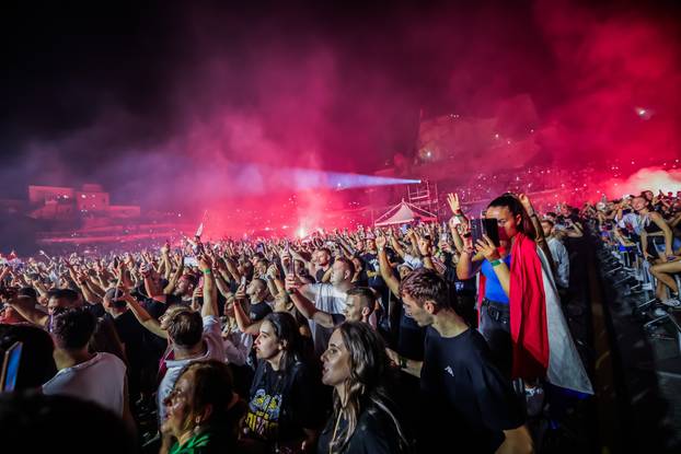 Koncert "Imotski ne zaboravi" na kojem nastupaju Bulić, Zečić i Thompson