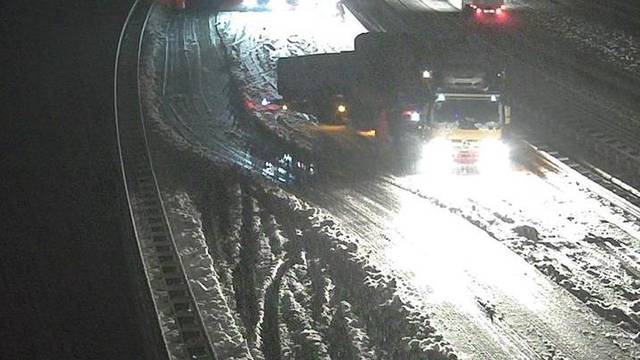 VIDEO Kaos na A1, pada snijeg kao usred zime! 'Kod mosta Modruš zapelo je više kamiona'