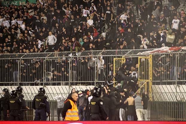 Kaos na Poljudu: Torcida upala na teren, igrači pobjegli u tunel! Specijalci tjerali huligane