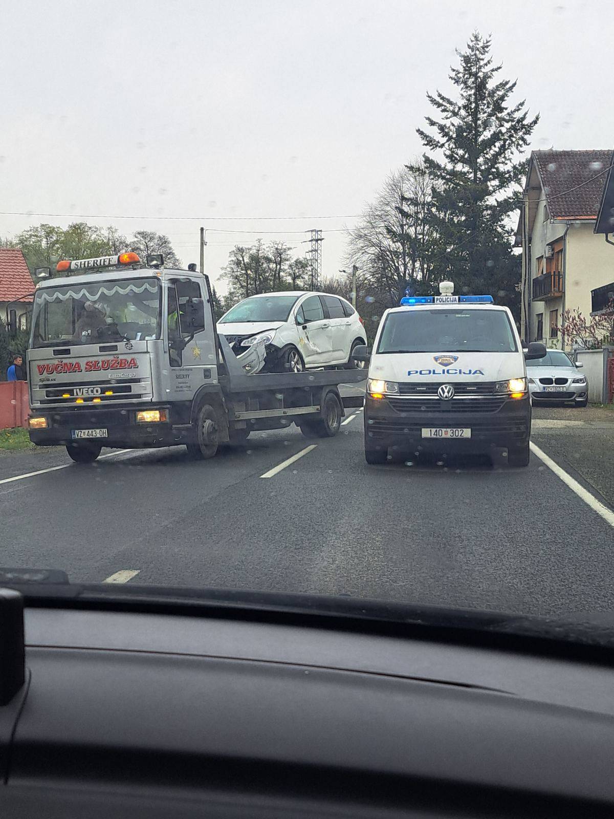 FOTO Auto se prevrnuo na krov i zaustavio na kolniku, a vozačica (51) srećom prošla bez ozljeda