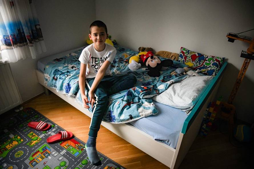 Ivano ima 12 godina, ide u peti razred, ima bijele tenisice, bicikl i Mickeyja Mousea. I autizam