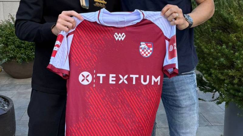 Dani Olmo osvojio naslov s Barcom pa pozirao s hrvatskim drugoligaškim dresom