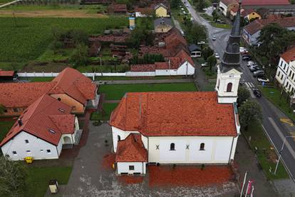 Fotogalerija užasa: Pogledajte što je tuča napravila kućama u mjestu na istoku Hrvatske!