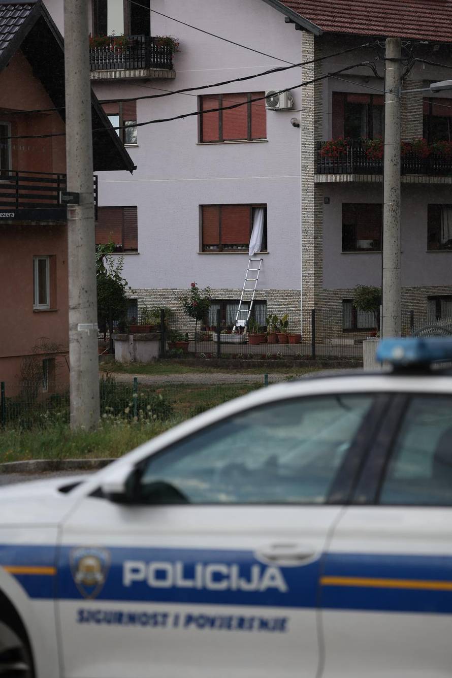 U mjestu Donji Dragonožec muškarac se zatvorio u kuću s puškom 