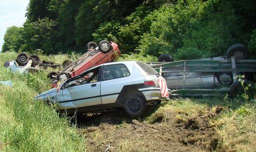 Kamionom sletio u jarak, pa mu popadali automobili