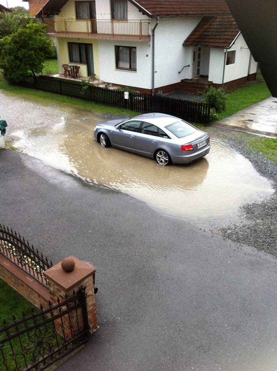 Nevrijeme rušilo stabla, nosilo krovove, kiša poplavila ulice