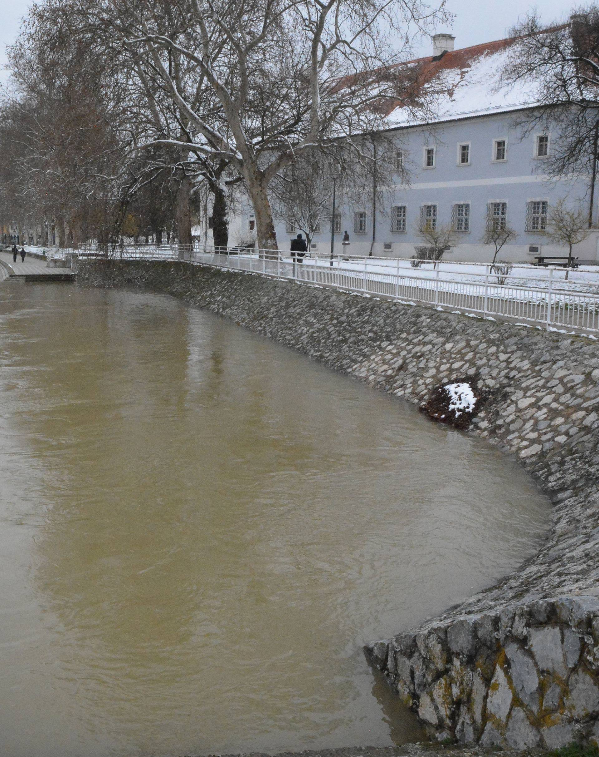 Ronioci dva sata u ledenoj vodi 'krpali' nasip kod Tanca na Uni