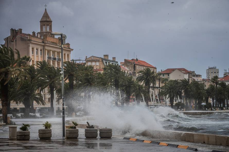 Split: Orkansko jugo potopilo rivu te stvaralo probleme u pomorskom prijevozu