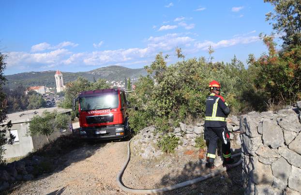 Požar u Vinišću stavljen pod kontrolu, policija istražuje uzrok