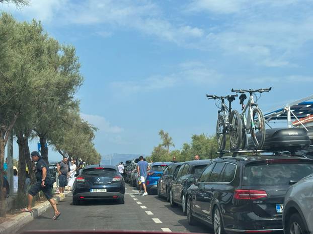 FOTO Ogromna gužva u luci na Braču: 'Pa čekamo satima...'