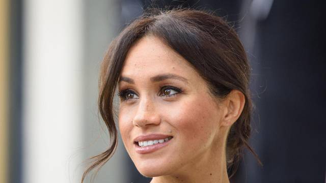 Još jedan udarac: Kraljevska obitelj urnebesnim videom izrugala se Meghan Markle...?