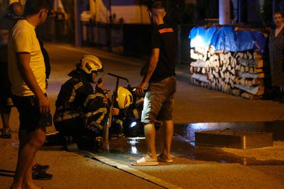 Građani srušili ogradu gdje je izbio požar kako bi pomogli vatrogascima da se priključe na vodovod