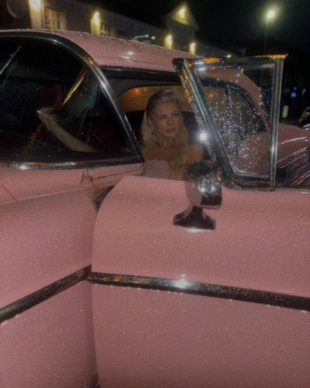 FOTO Mlada ljepotica obožava vintage stil - u retro krpicama donosi seksepil iz 1950-ih