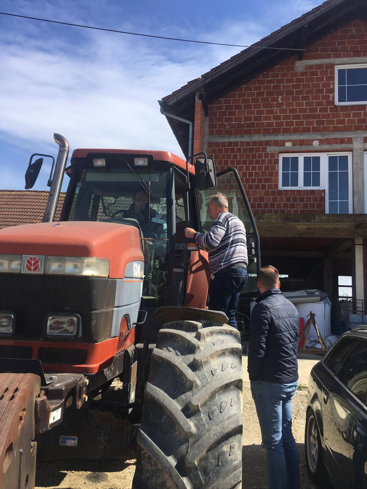 Došli su mu ovršiti traktor, a nije dužan ni lipe: 'Traktor je moj i Božji. Neću ga predati'