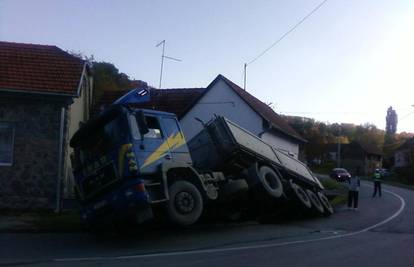 Tegljač u zavoju sletio u jarak i nagnuo se na bok