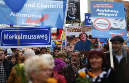 'Svrgnimo Merkel': 5000 ljudi prosvjedovalo protiv izbjeglica