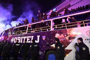 Nogometa&scaron;i s hrvatskom zastavom sti&zcaron;u na Trg