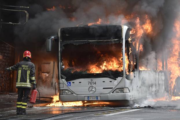 Rome, ATAC bus explodes in Via del Tritone