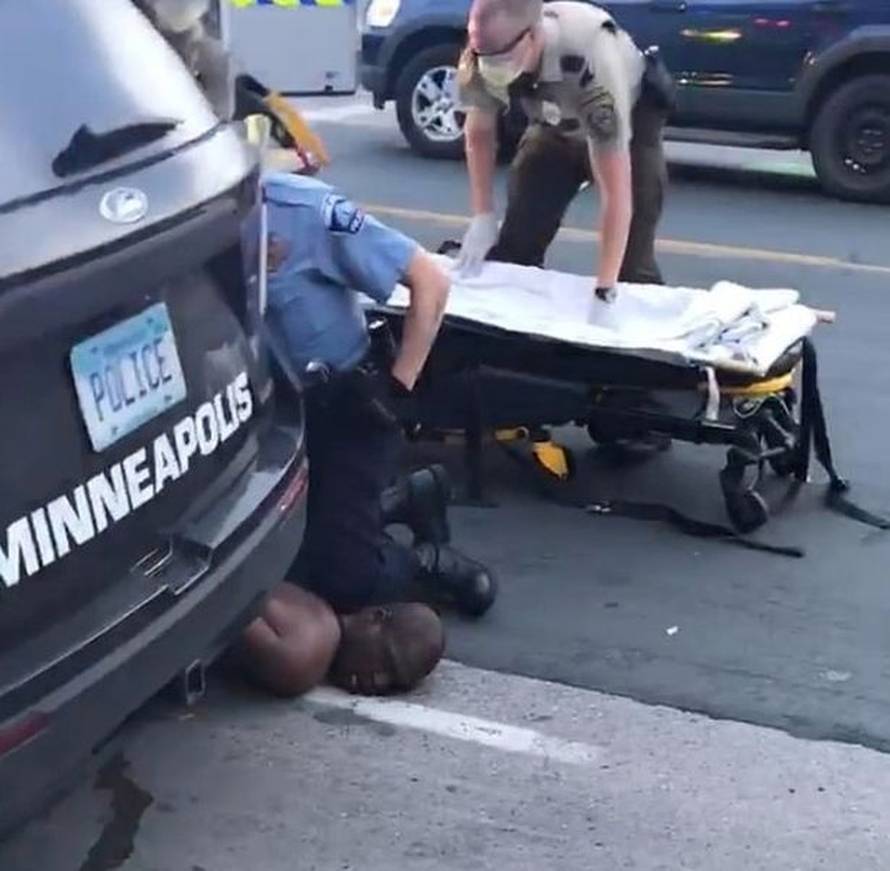 Molio da ga ne ubiju, policajac ga je gnječio 5 minuta. Umro je