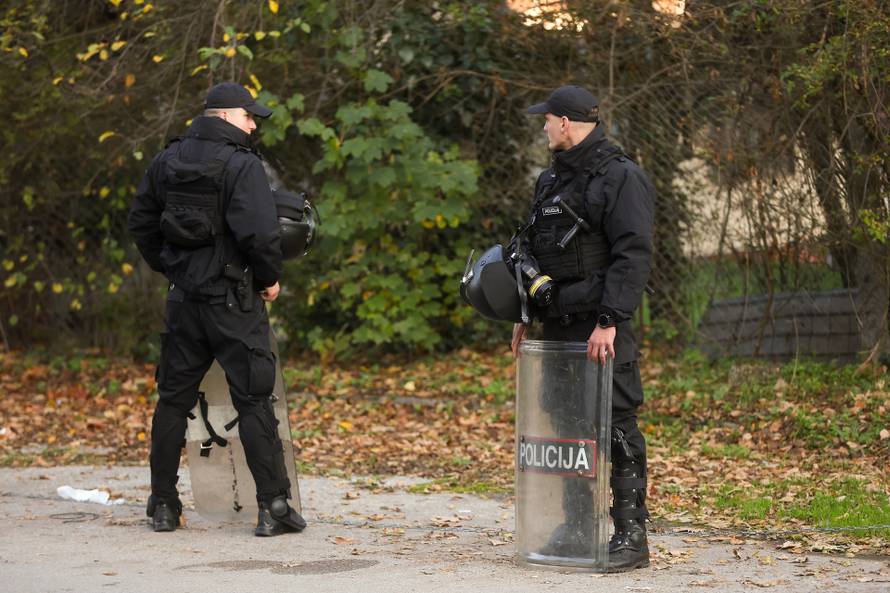 Sarajevo: Velik broj policije kod dvorane Zetra gdje će biti odigrana utakmica Eurolige između Dubaija i izraelskog Hapoela