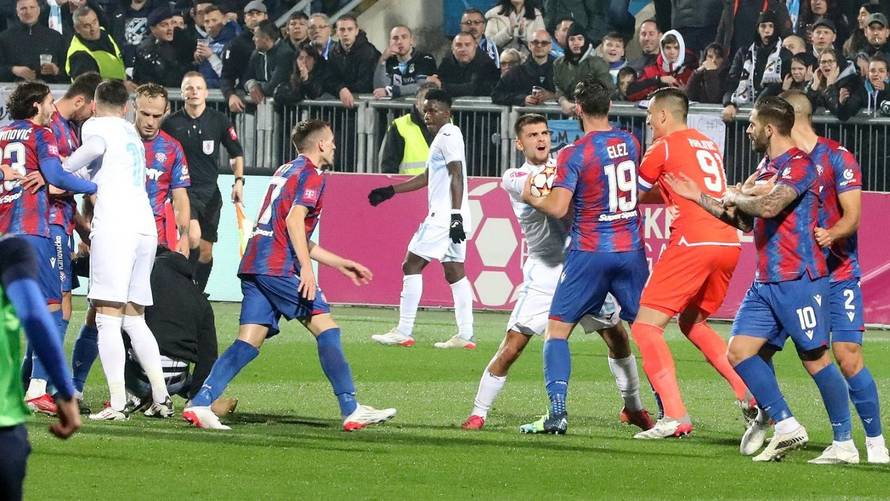 Livaja zaštitio suigrače: Primio huligana i uhvatio ga oko vrata