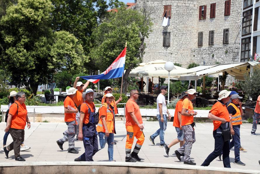 Šibenik: Djelatnici Cesta štrajkaju ispred zgrade županije
