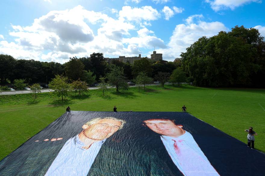 Trump stiže u Britaniju, aktivisti razvili mega fotografiju njega i pedofila Jeffreyja Epsteina...