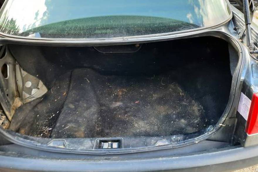 Ovo je prtljažnik u kojem su vozili poduzetnika u Zagrebu i tjerali ga da si kopa grob