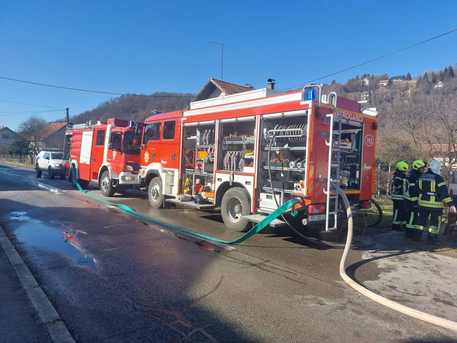 Izgorjela obiteljska kuća u Donjoj Stubici. Žena pri loženju peći granje polila tekućinom