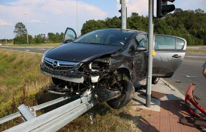 Auto završio na ogradi: Sudar na zagrebačkoj obilaznici