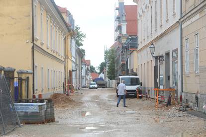 FOTO Blatnjave lokve po centru Karlovca: Kiša napunila ulice na Zvijezdi na kojoj traju radovi