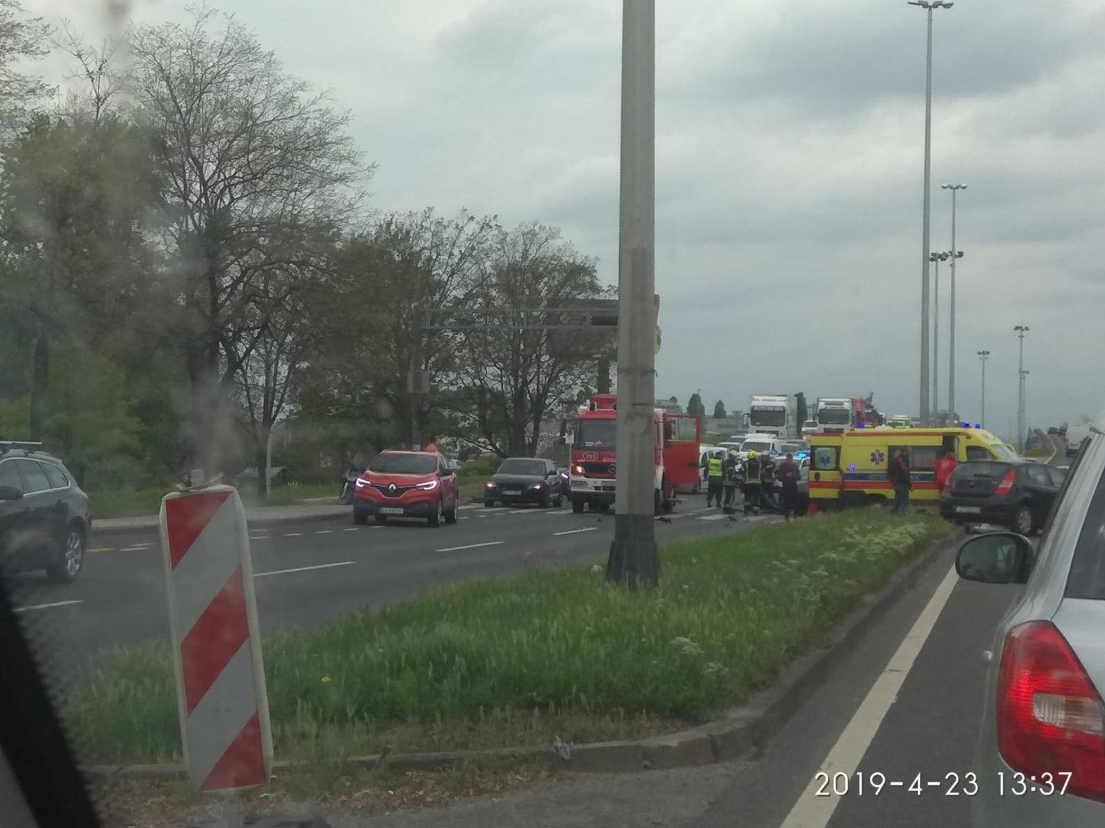 Teška nesreća u Zagrebu: Ljudi leže na travi, jednog su izvlačili