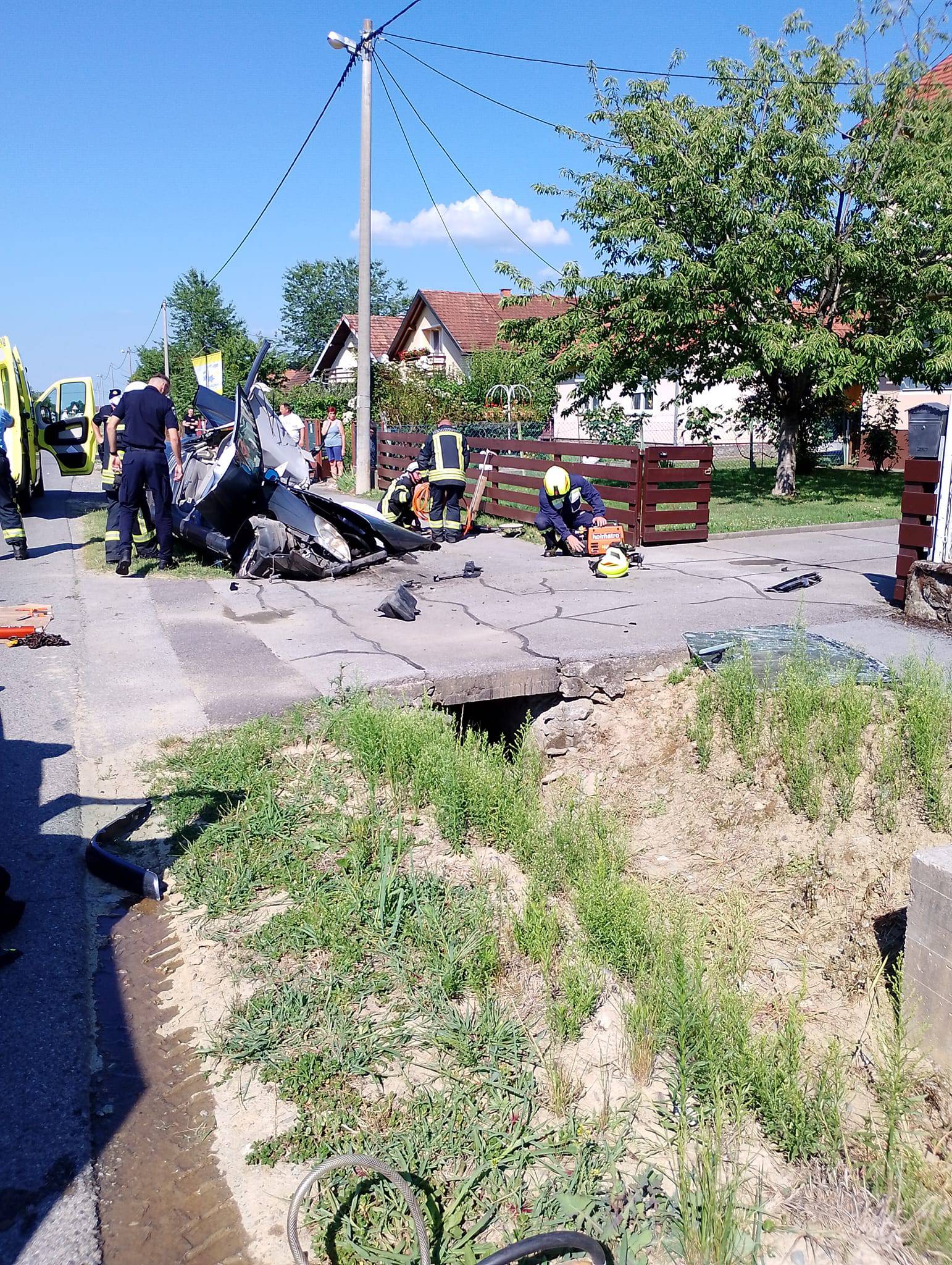 FOTO Autom završili u kanalu u Orahovici: Više je ozlijeđenih, rezali lim da izvuku stradale